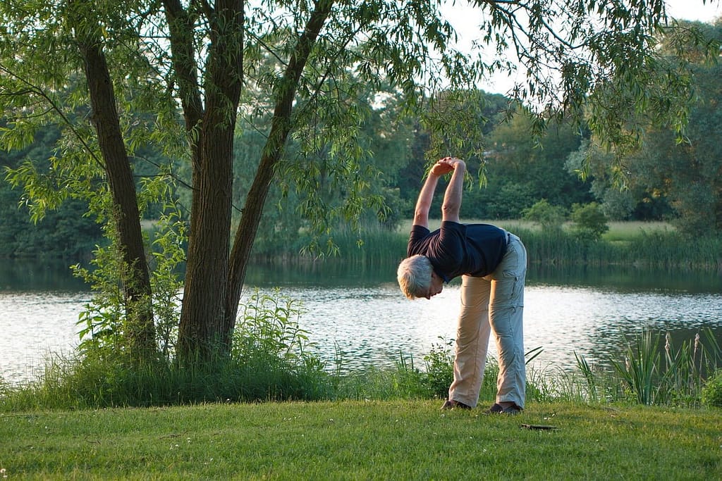 Hombre haciendo yoga